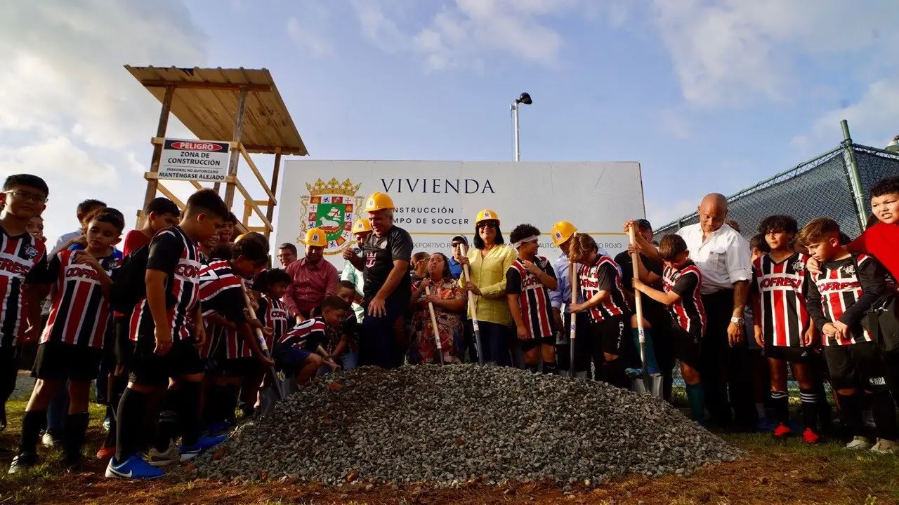 Ya se colocó la primera piedra del Campo de Soccer de Monte Grande, una ini...